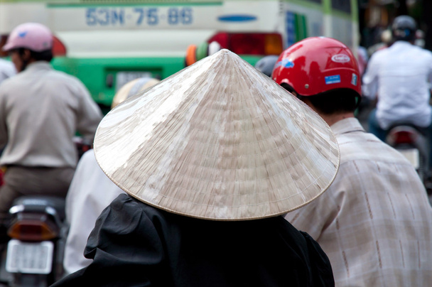 Donna che indossa un tradizionale cappello conico vietnamita, Ho Chi Minh City
 - Foto, immagini