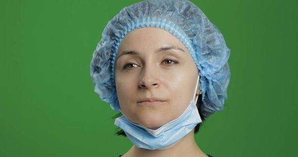 Close-up young doctor. Adult female medical worker in face mask - Foto, Imagen