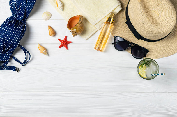 Літній пляжний басейн композиція з капелюшними сонцезахисними окулярами освіжаючий напій
 - Фото, зображення