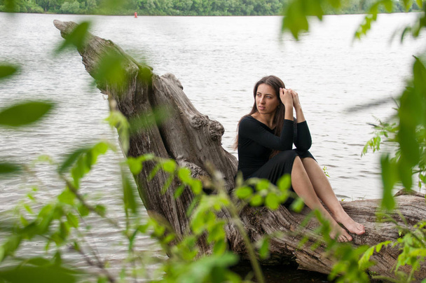 Белая женщина стоит у красивого озера
 - Фото, изображение
