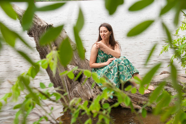 Femme blanche se tient près d'un beau lac
 - Photo, image