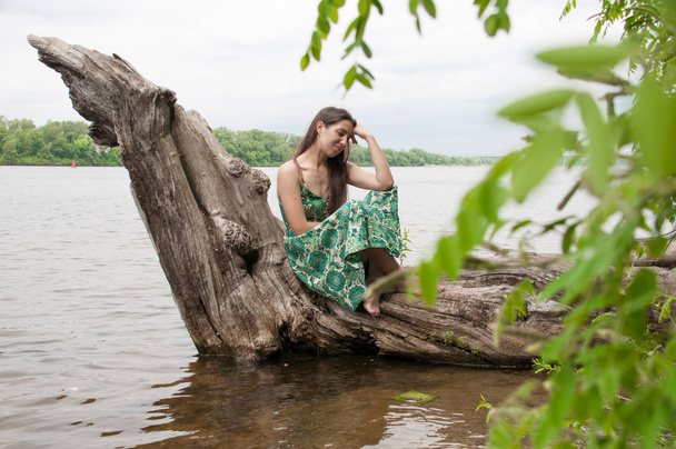 Fehér nő áll egy gyönyörű tó mellett - Fotó, kép