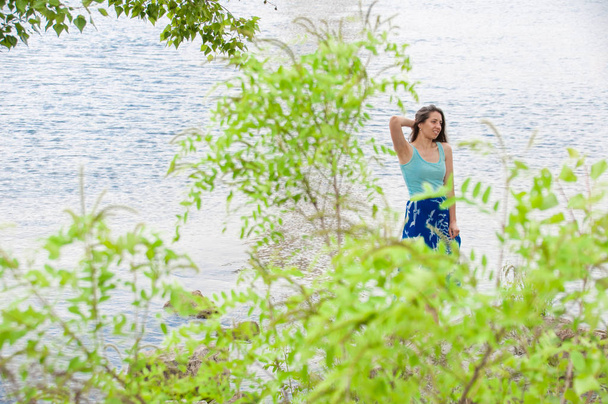 Белая женщина стоит у красивого озера
 - Фото, изображение