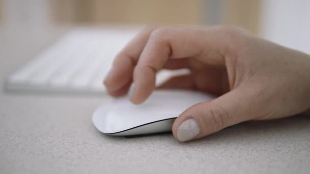 Жінка тримає білу стильну мишу рукою крупним планом
 - Кадри, відео
