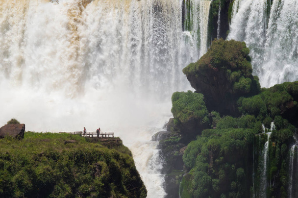 Туристи біля величезного водоспаду в національному парку Ігуасу, Аргентина - Фото, зображення