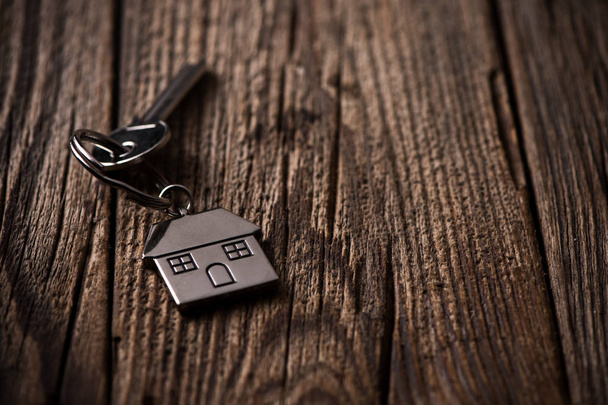 porte-clés maison et vieux fond en bois
 - Photo, image