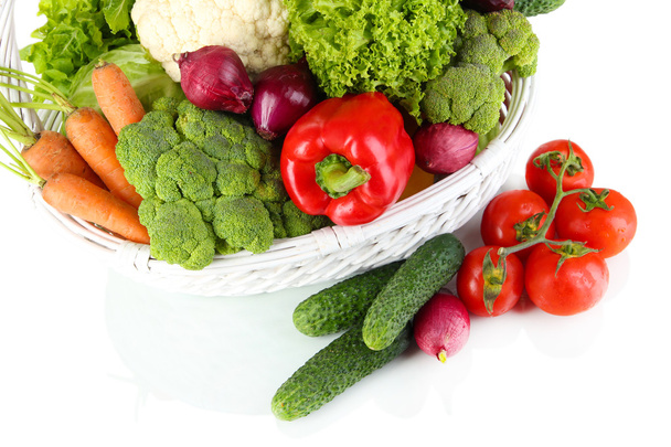Légumes frais dans un panier en osier blanc close up
 - Photo, image