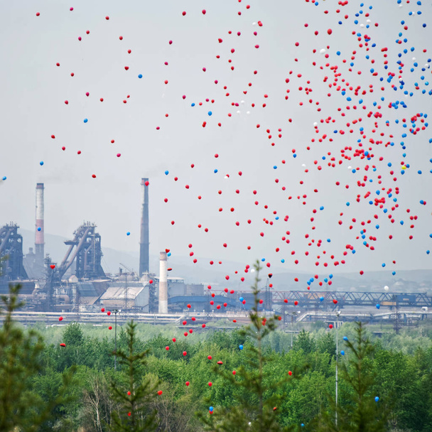 Vícebarevné balónky na obloze proti pozadí p - Fotografie, Obrázek
