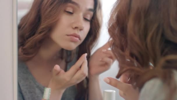 Hermosa mujer que se pone lentes de contacto en el espejo en el baño casero - Metraje, vídeo