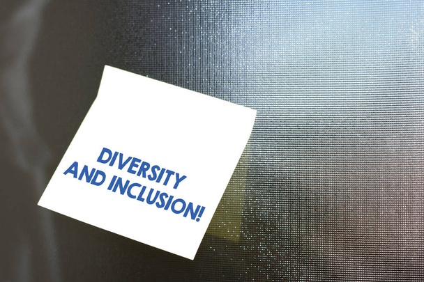 Escritura manual conceptual que muestra la diversidad y la inclusión. Foto de negocios mostrando rango huanalysis diferencia incluye raza etnia género
. - Foto, imagen
