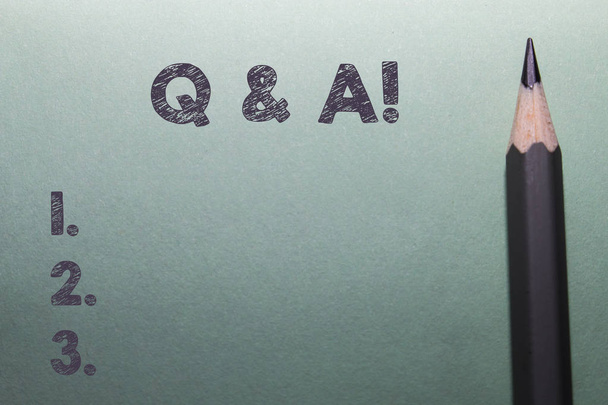 Γραπτό σημείωμα με Q και A. Επαγγελματική φωτογραφία showcasing ορίζεται ως ερωτήσεις που τίθενται και απαντήσεις Close up front view pencil lying on stable sheet paper Writing. - Φωτογραφία, εικόνα