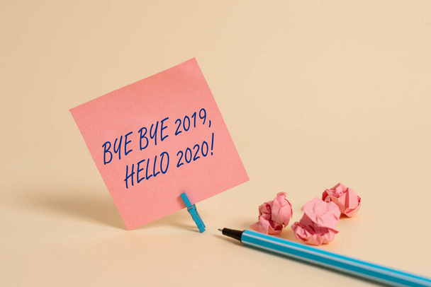 Fogalmi kézzel írás bemutató bye bye 2019 Hello 2020. Üzleti fotó bemutató búcsúzik a tavalyi év, és üdvözölve egy jó egy. - Fotó, kép