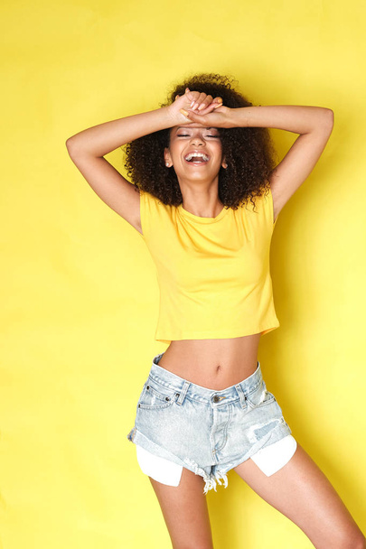 Талия на фото афро-девушки в жёлтом с поднятыми руками. Хорошее настроение
. - Фото, изображение