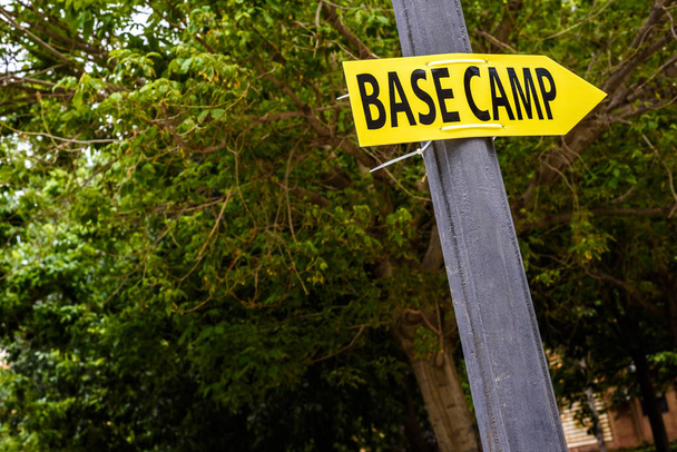 Плакат зі словом жовтий Basecamp зі стрілкою для позначення
  - Фото, зображення