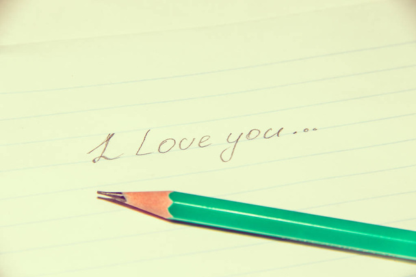 Κείμενο σε μολύβι σε χαρτί σ ' αγαπώ. - Φωτογραφία, εικόνα