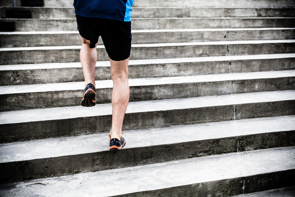 Чоловік біжить по сходах, спортивне тренування
 - Фото, зображення