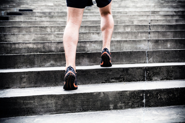 Jogger correndo em escadas, treinamento esportivo
 - Foto, Imagem