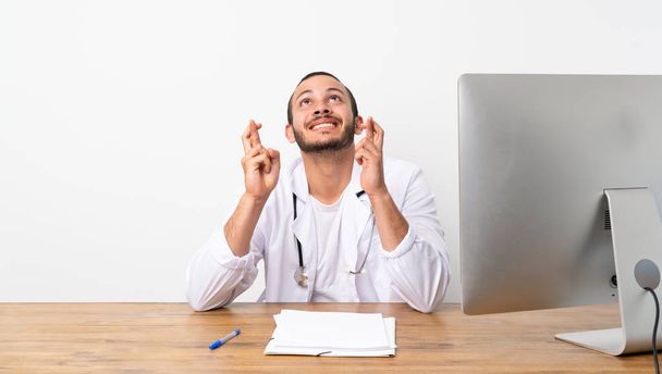 Доктор Колумбійська людина з пальцями перетину і побажати кращих - Фото, зображення