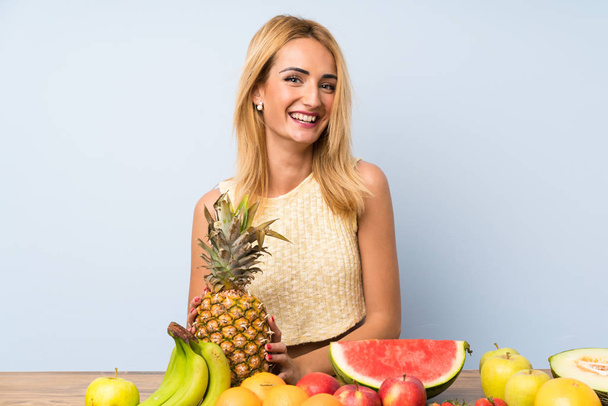 Meyve çok mutlu genç sarışın kadın - Fotoğraf, Görsel
