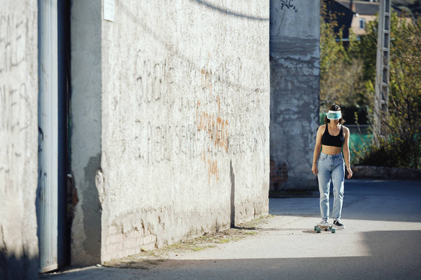 Lány vele korcsolyázni a városi úton - Fotó, kép