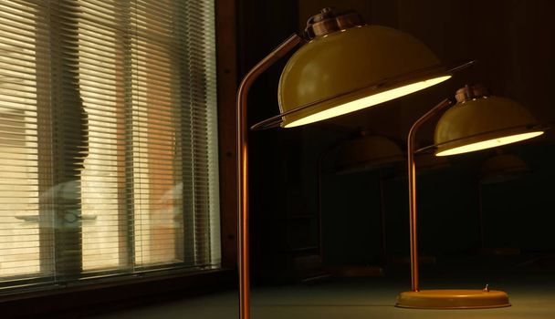 Žlutá stolní lampa na krásném zeleném stole u okna. - Fotografie, Obrázek
