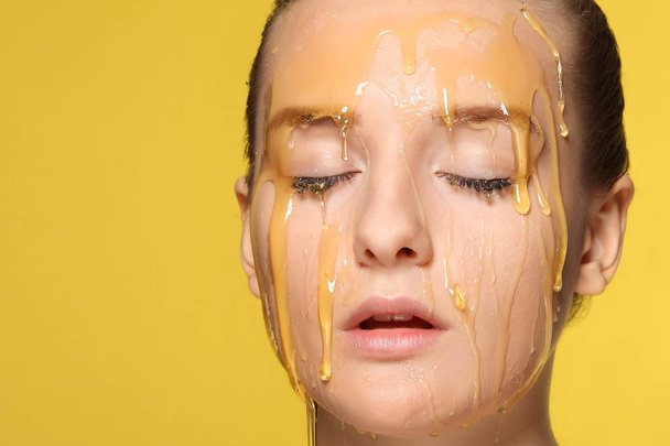 Woman with honey on her face. - Foto, afbeelding