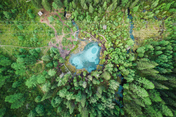 Vista aerea sul paesaggio panoramico di una splendida baia sui laghi blu. Vista dall'alto del lago cristallino e della foresta verde. Elicottero drone colpo sulla natura
 - Foto, immagini