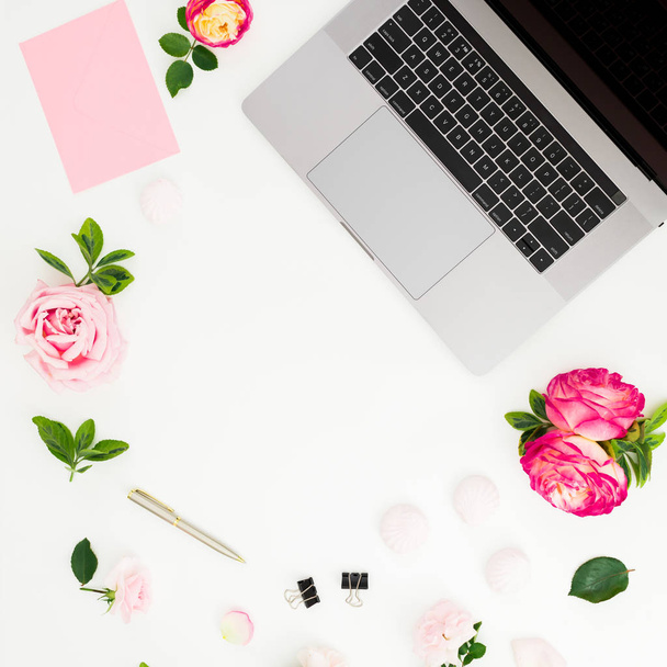 Laptop, růže květiny, deník, pero, obálka a Marshmallow na bílém pozadí. Rovně ležet. Pohled shora. Obchodní složení s místem kopírování - Fotografie, Obrázek