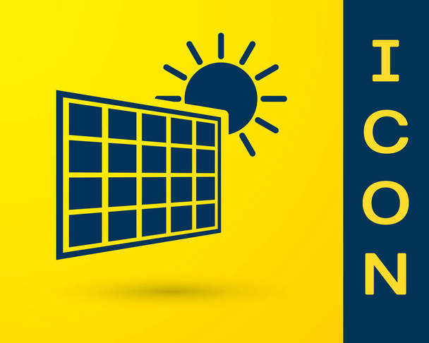 Kék napenergia panel és a nap ikon izolált sárga háttér. Vektoros illusztráció - Vektor, kép