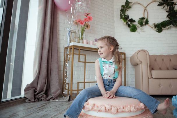glückliches hübsches kleines Mädchen auf Geburtstagsparty, drinnen - Foto, Bild