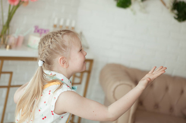 gelukkig vrij klein meisje op verjaardagsfeestje, indoor - Foto, afbeelding