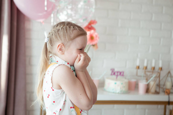 щаслива красива дівчинка на вечірці на день народження, в приміщенні
 - Фото, зображення