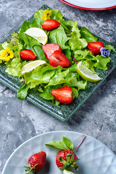 frischer Erdbeersalat - Foto, Bild