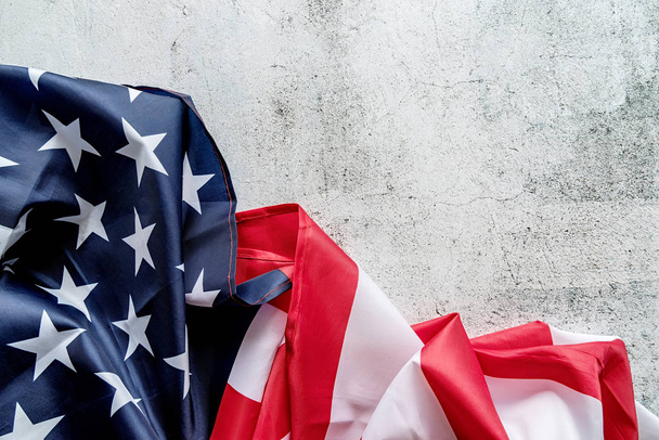 Крупним планом американського прапора на сірий текстурованою фону вид зверху - Фото, зображення