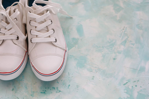 красивые белые кроссовки на светлом фоне в студии
 - Фото, изображение