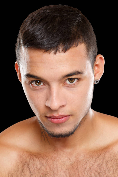 Łaciński przystojny młody mężczyzna portret ludzie seksowny spojrzenie patrząc - Zdjęcie, obraz