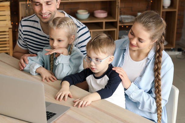 Щаслива родина дивиться мультфільми вдома
 - Фото, зображення