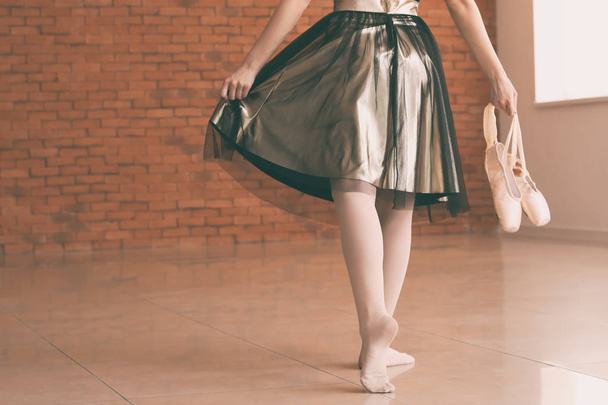ダンス スタジオで美しい若いバレリーナ - 写真・画像