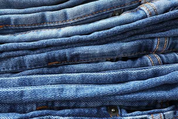 Куча стильных джинсовых штанов, крупный план
 - Фото, изображение