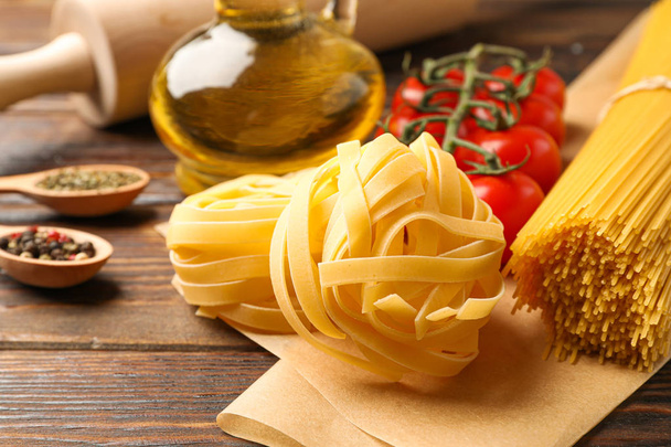 Composition with pasta, tomatoes, rolling pin, spices and olive  - Foto, immagini