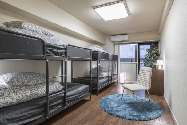 Двухъярусные кровати в маленькой спальне
 - Фото, изображение