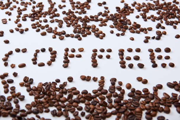 kávé betűkkel készült kávébab fehér alapon - Fotó, kép