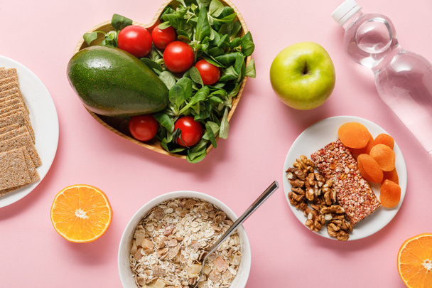 vista superior de la dieta fresca alimentos y agua sobre fondo rosa
 - Foto, Imagen