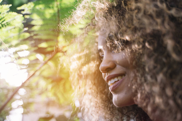 Retrato de una joven hermosa mujer rodeada de plantas en una selva tropical
 - Foto, Imagen
