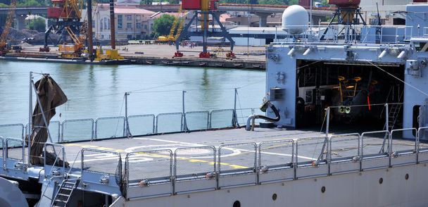Helipuerto de un buque militar
 - Foto, Imagen