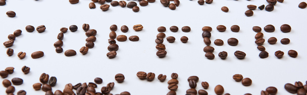白い背景にコーヒー豆で作られたコーヒーレタリングのパノラマショット  - 写真・画像
