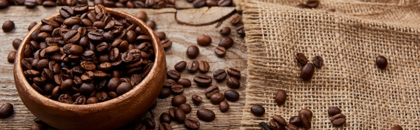 袋布で木製の天気ボード上のボウルに新鮮な焙煎コーヒー豆のパノラマショット - 写真・画像