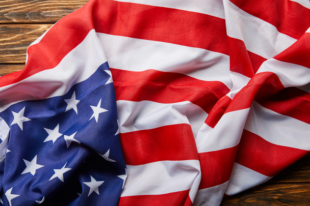 vue de dessus du drapeau américain traditionnel sur la surface en bois
 - Photo, image