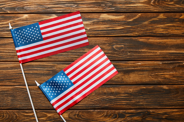 vue de dessus des drapeaux américains sur la surface en bois avec espace de copie
 - Photo, image