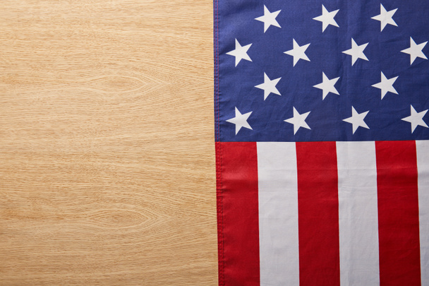 vista superior de la bandera nacional americana en la superficie de madera beige con espacio de copia
 - Foto, Imagen